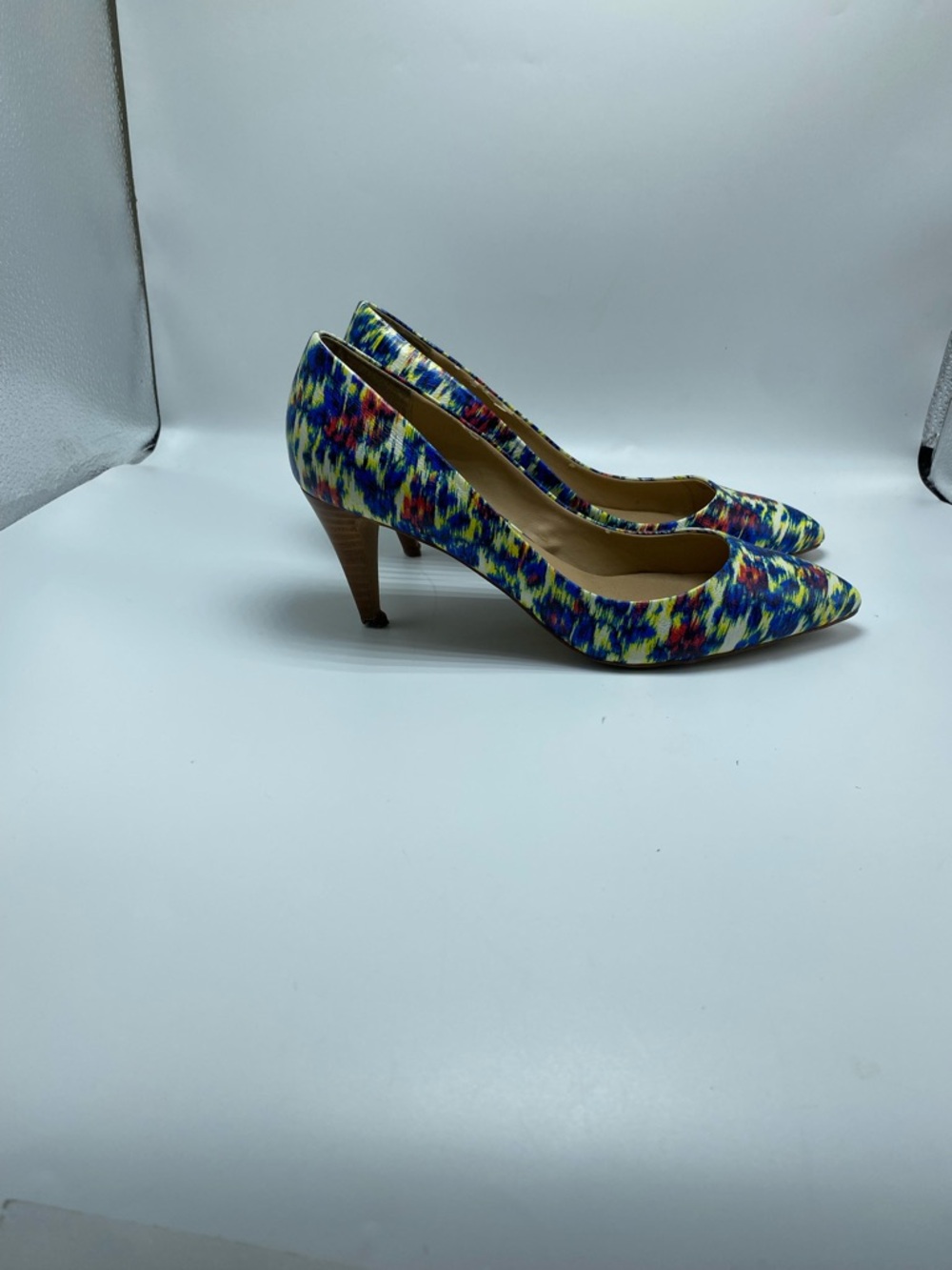 Pointed-Toe Multi-Color Pattern Women's Pumps - Picture 4 of 5